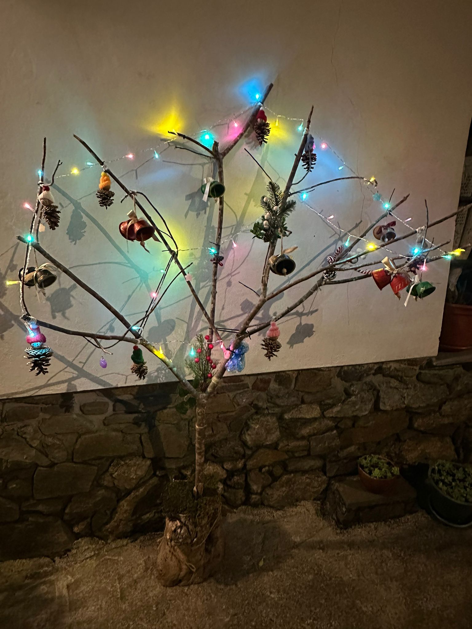 Árbol de piñas y campanas